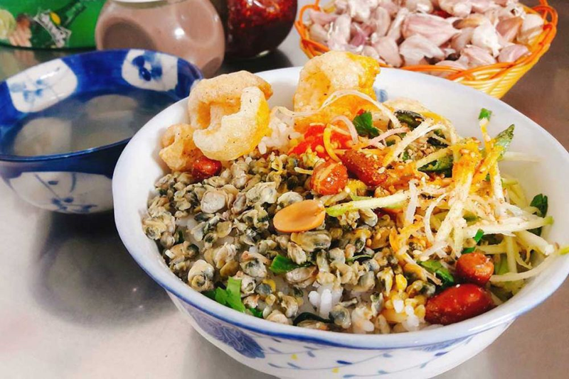 Experience Hue cuisine by cyclo. (4)